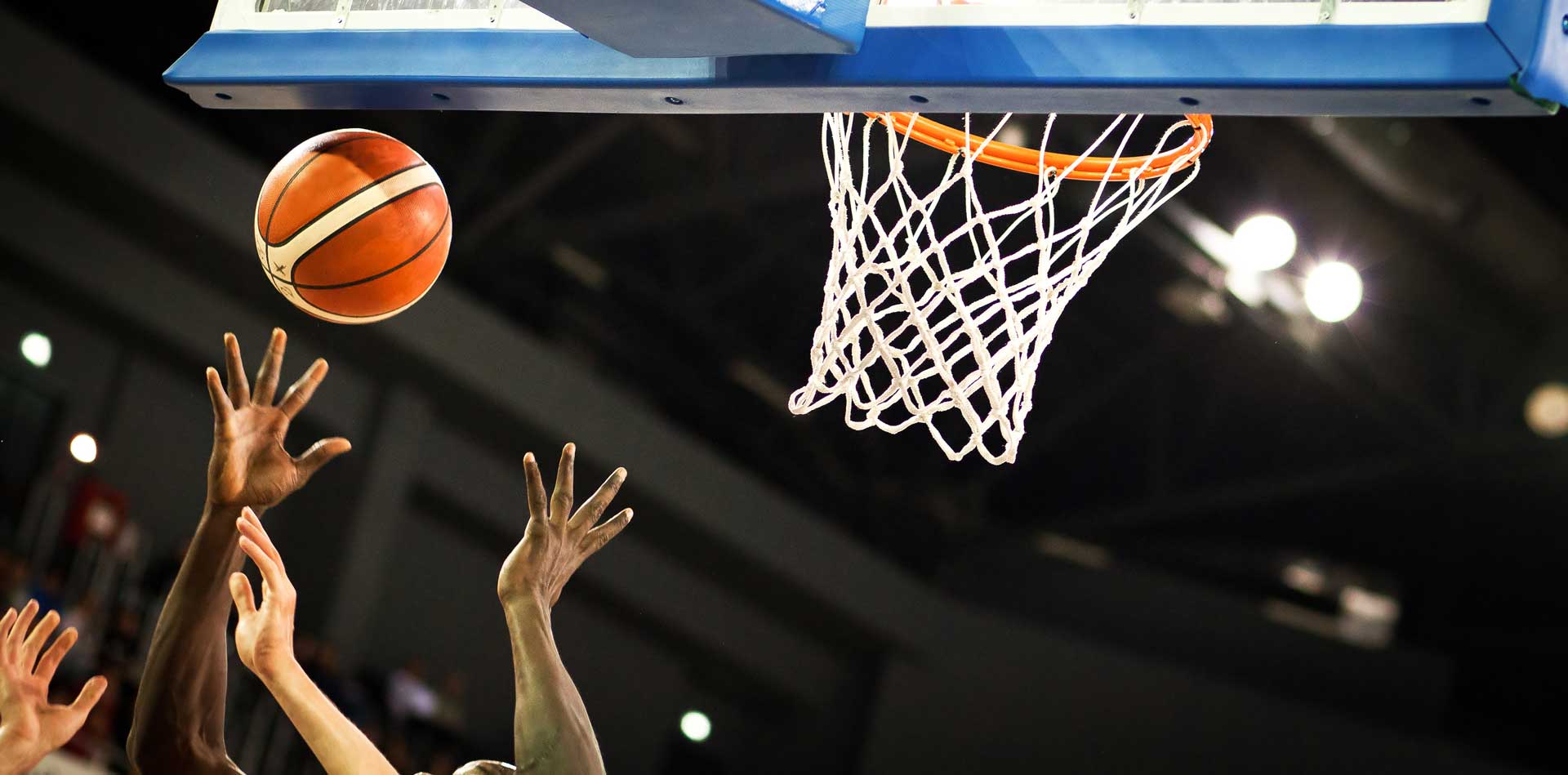 Jugadors de bàsquet en acció durant un partit esportiu