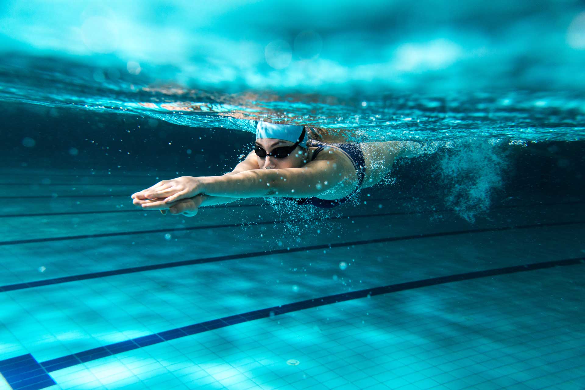 Nedadors competint en una piscina olímpica